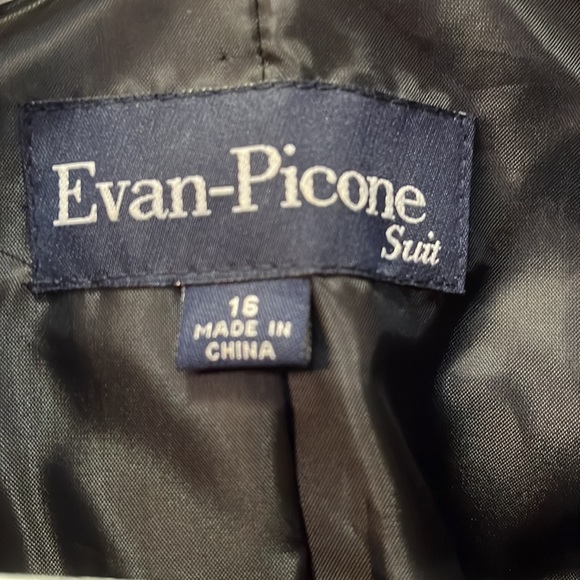 Evan Picone suit black and beige lined, vented sleeves - Picture 2 of 11